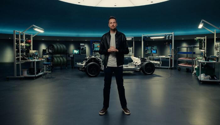 Montagem Novos Veículos Elétricos Homem em meio a sala de acessórios para montagem de veículo