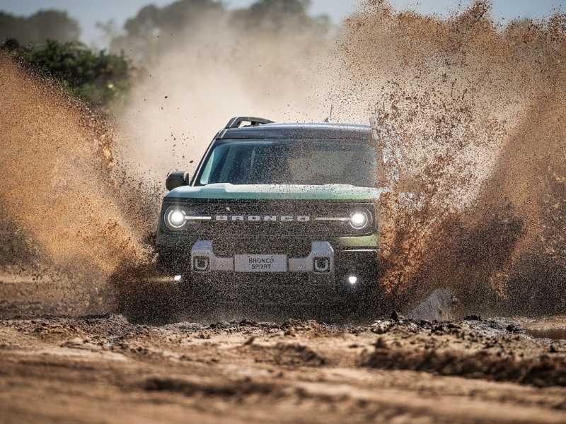 Bronco Sport Visão frontal do Ford Bronco Sport em trilha com muita lama