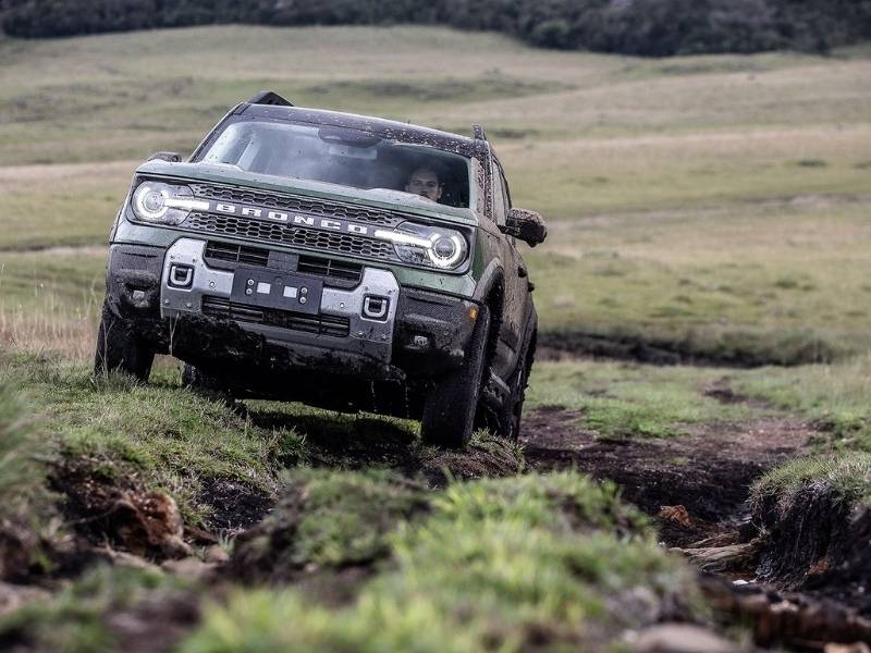 Bronco Sport Visão frontal do Ford Bronco Sport em trilha com buracos