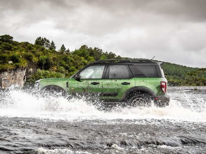 Bronco Sport Visão lateral do Ford Bronco Sport atravessando um rio