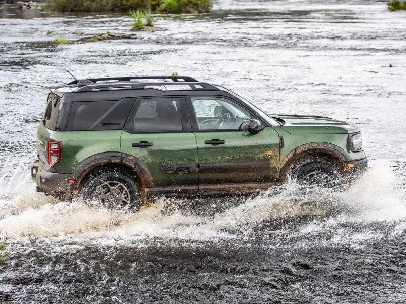 Homem em meio a sala de acessórios para montagem de veículo