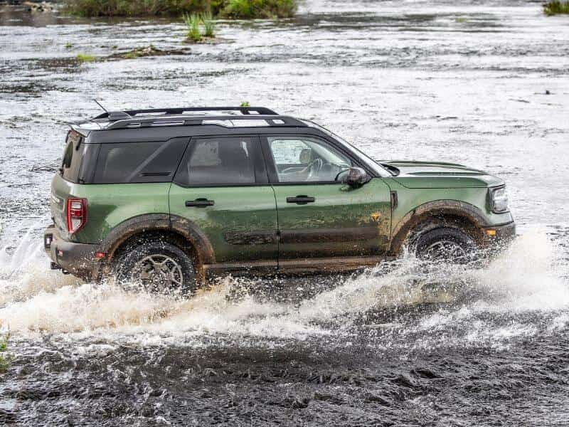 Homem em meio a sala de acessórios para montagem de veículo