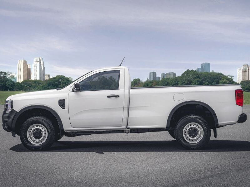 Ford Ranger XL Cabine Simples Lateral da picape Ford Ranger XL cabine simples em ambiente urbando arborizado