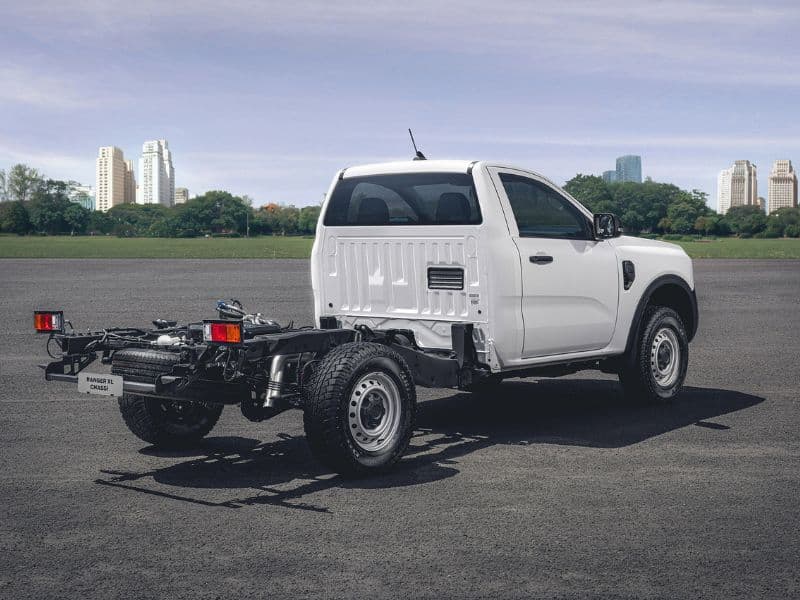 Ford Ranger XL Chassi Traseira da da picape Ford Ranger XL cabine simples em ambiente urbando arborizado