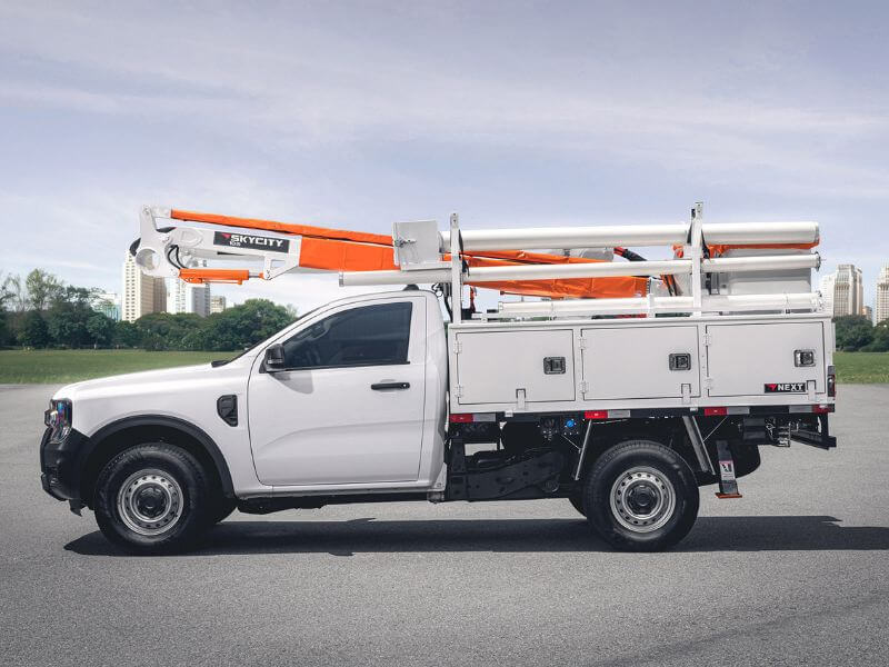 Ford Ranger XL Chassi Aéreo Lateral de veículo Ford Ranger XL Chassi aereo em ambiente urbando arborizado