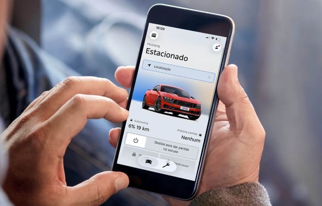 Tela de celular exibindo o app Ford com partida remota e informações do Mustang