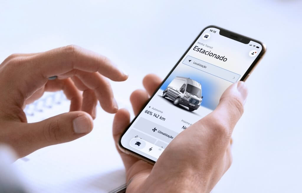 Tela de celular exibindo o app Ford com informações e alertas da Transit