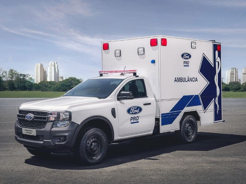 Frente da ambulância Ford Ranger XL cabine simples em ambiente urbando arborizado