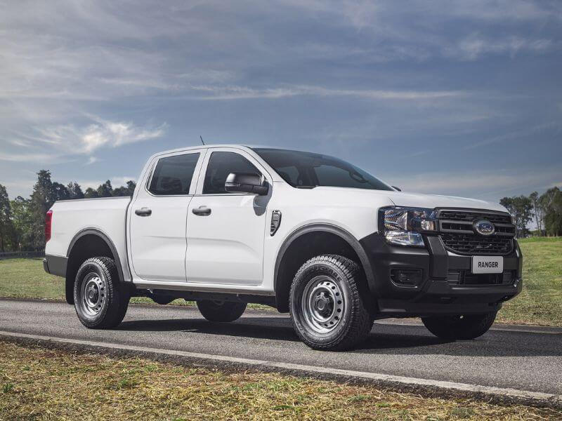 Lateral da picape Ford Ranger XL cabine dupla na estrada