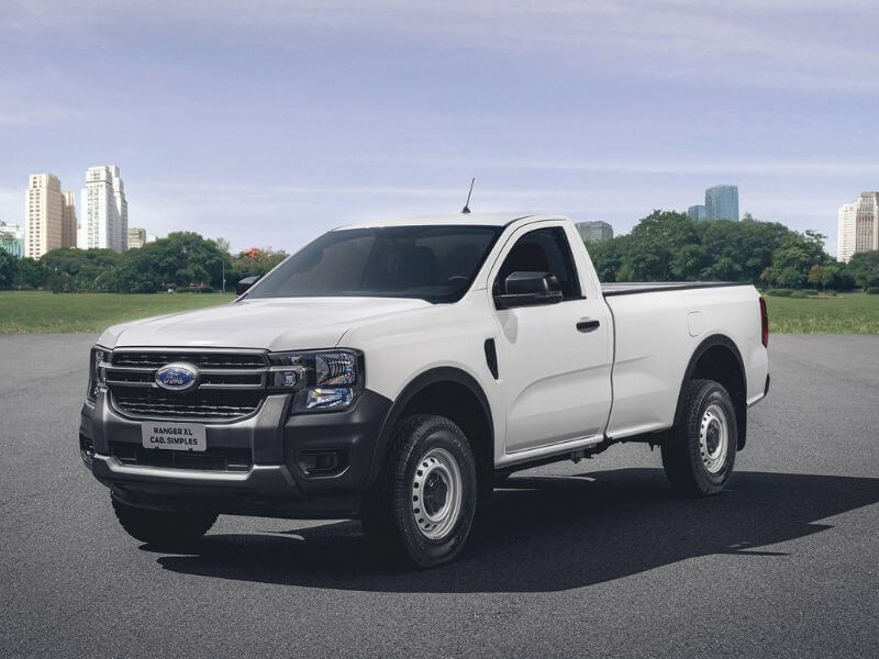 Frente da picape Ford Ranger XL cabine simples em ambiente urbando arborizado