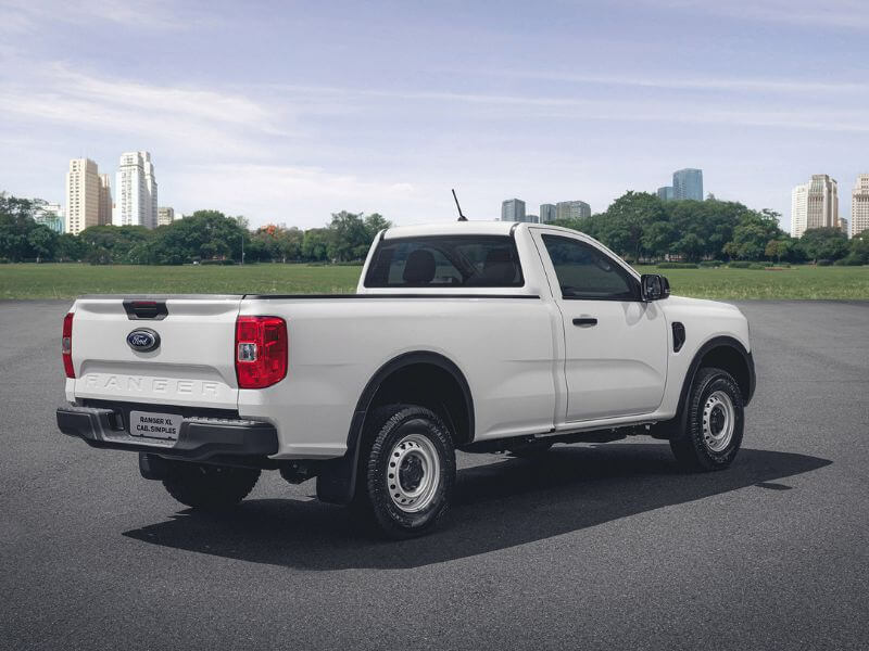 Traseira da picape Ford Ranger XL cabine simples em ambiente urbando arborizado