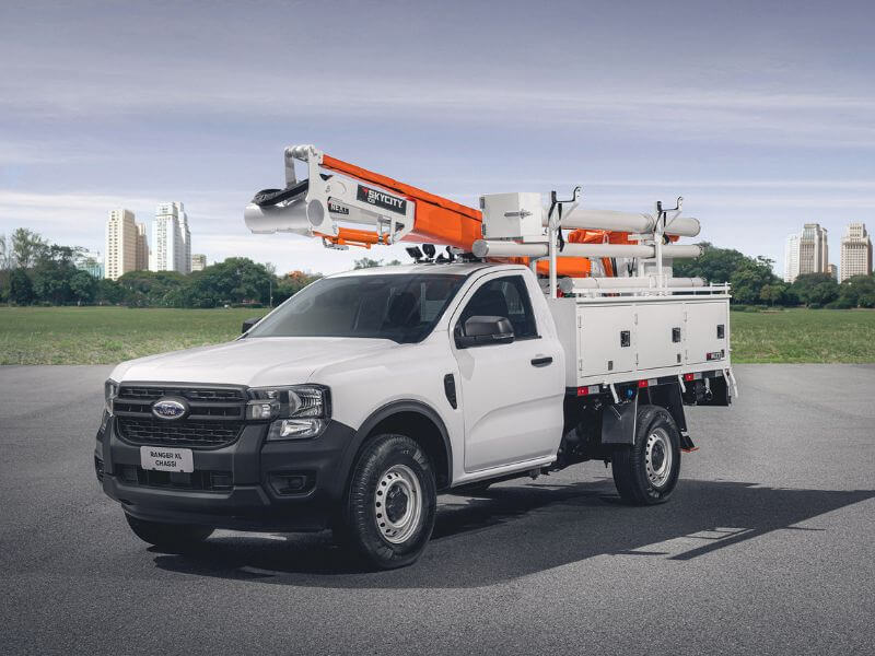 Frente de veículo Ford Ranger XL Chassi aereo em ambiente urbando arborizado