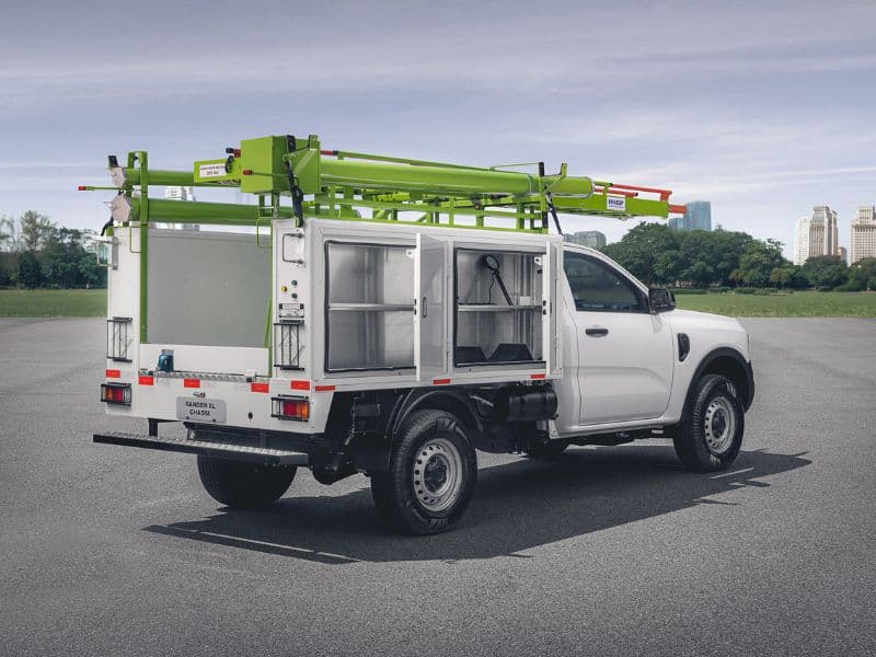 Traseira do Chassi escada Ford Ranger XL em ambiente urbando arborizado