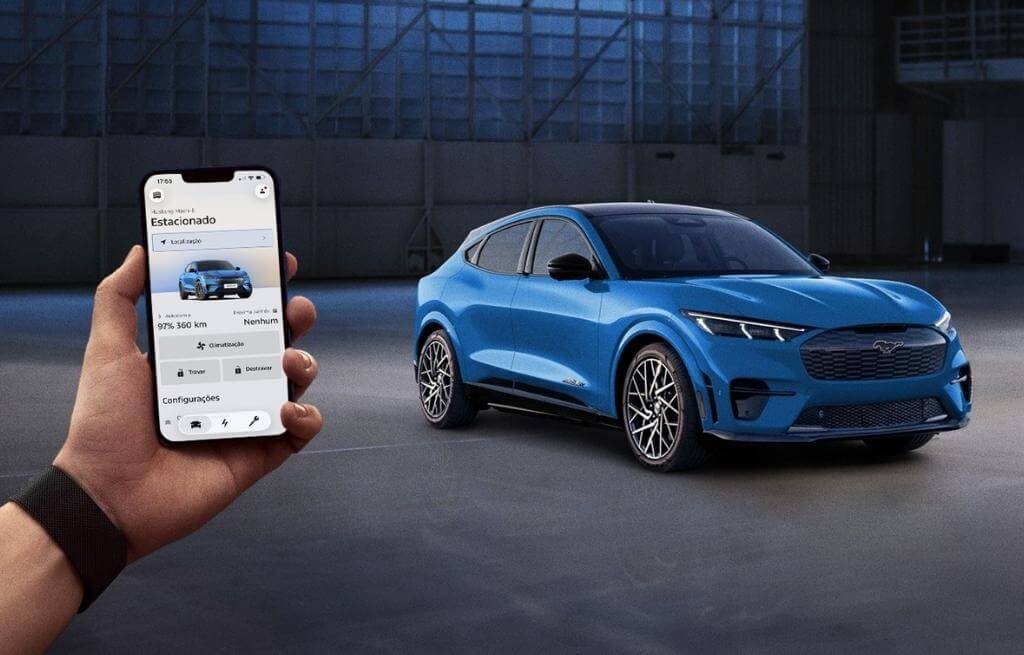 Tela de celular exibindo o app Ford com estações de carregamento do Mustang Mach-E
