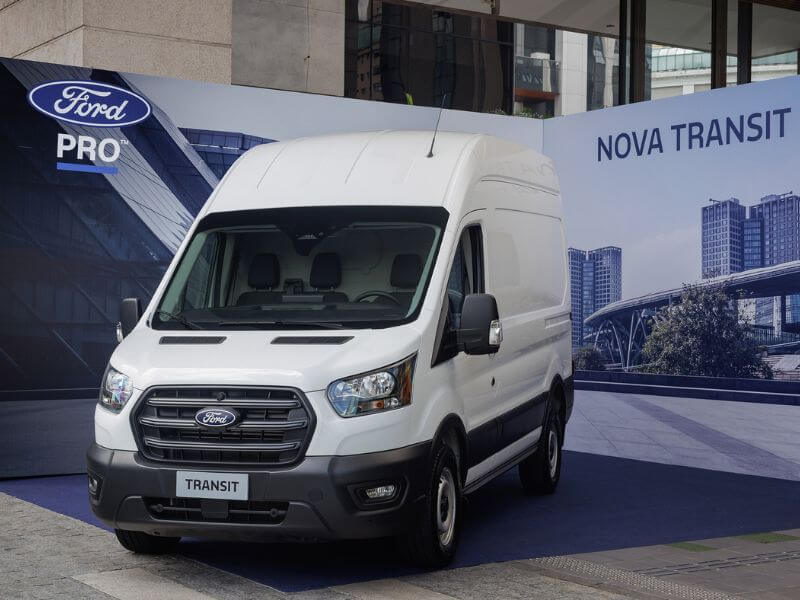 Ford Transit Veículo Ford Transit estacionado em fundo de Ford Pro