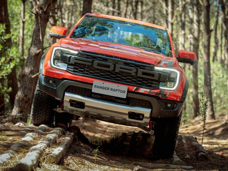 Picape Ford Ranger Raptor no meio e uma floresta