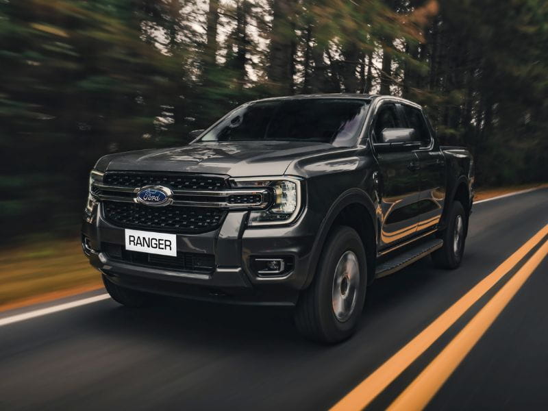 Picape Ford Ranger XLT em movimento na estrada