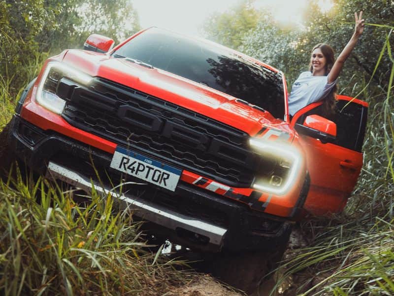 Rafaela Ferreira dentro de uma picape Ford Ranger Raptor em ambiente off road
