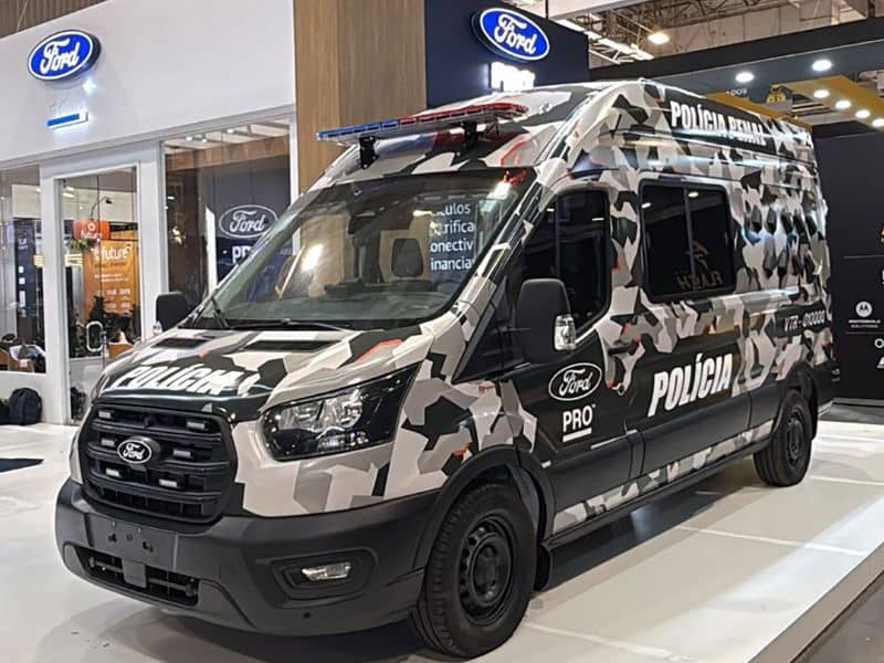 Veículo Ford Transit minivan modificado para transporte policial