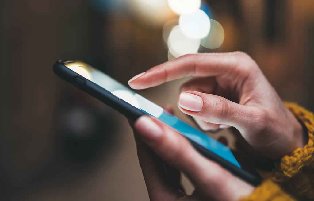 Mulher consultando o app Ford no celular