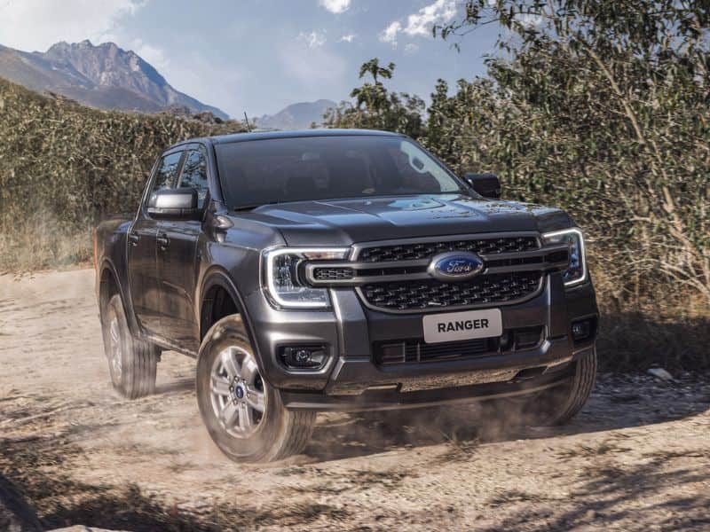 Picape Ford Ranger XLS em ambiente off road