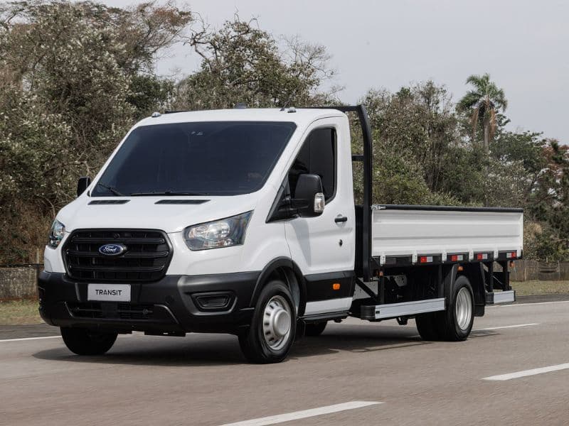 Veículo Ford Transit Chassi em movimento na estrada