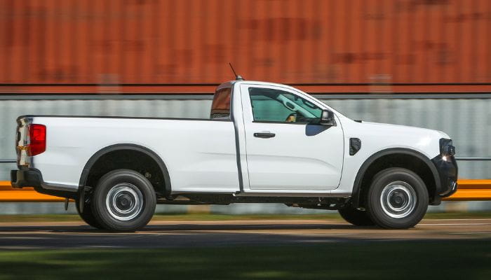 Picape Ford Ranger XL Cabine Simples em movimento na estrada