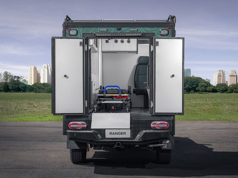Traseira de picape Ford Ranger modificado em ambulância