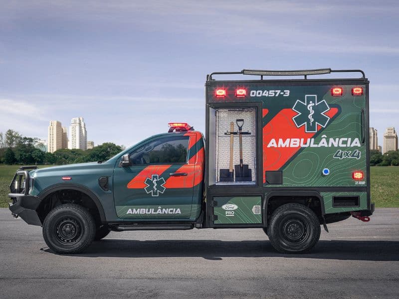 Picape Ford Ranger modificado em ambulância