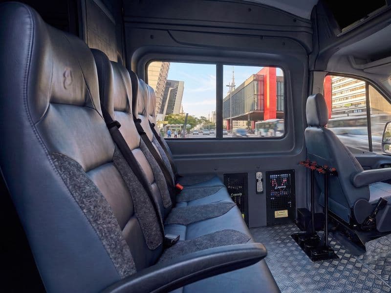 Interior de veículo minibus Ford Transit modificado para Polícia Penal