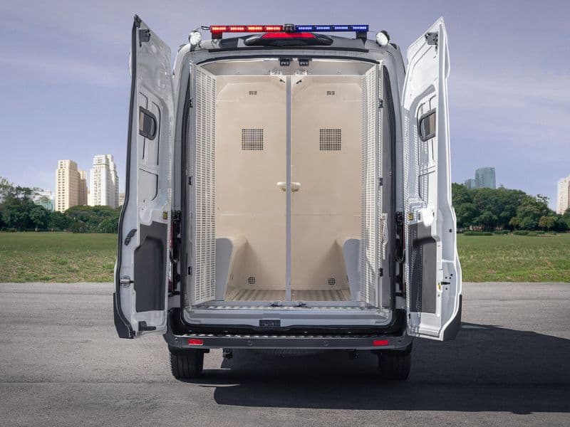 Traseira de veículo minibus Ford Transit modificado para Polícia Penal