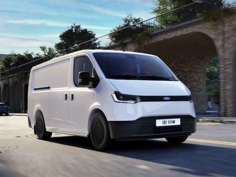 Veículo elétrico Ford Transit City em movimento na estrada