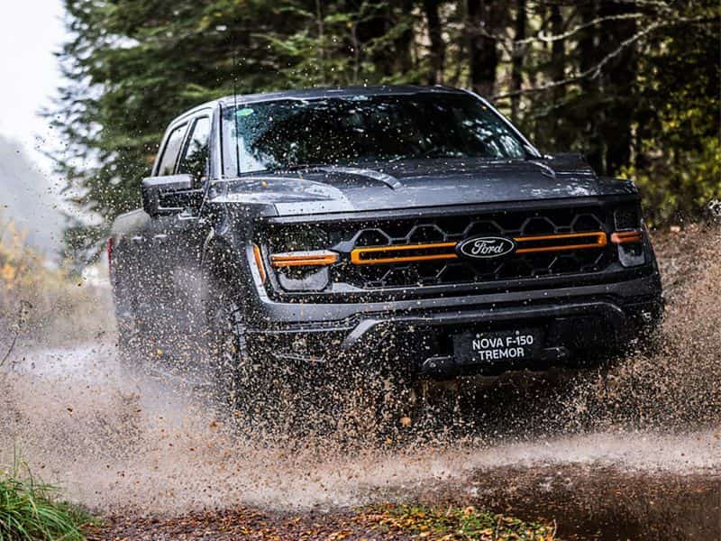 Picape Ford F-150 Tremor em ambiente off road atravessnado rio