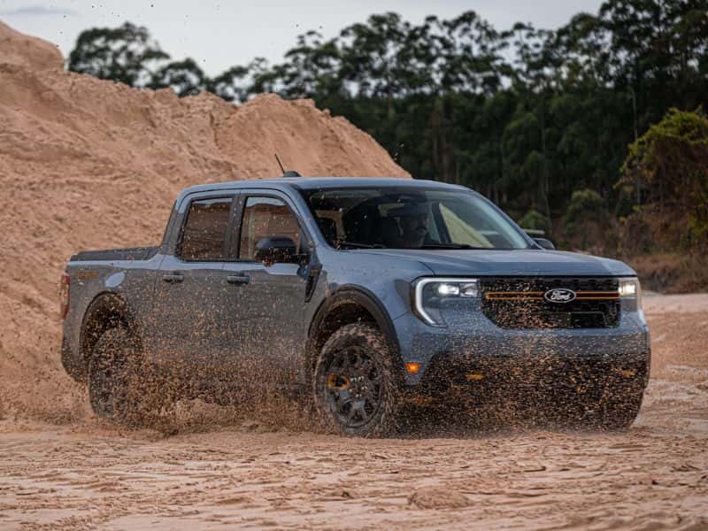 Picape Ford Maverick Tremor em ambiente off road com lama