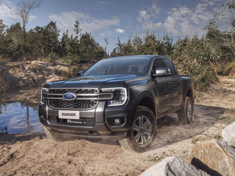Picape Ford Ranger XLS em ambiente off road