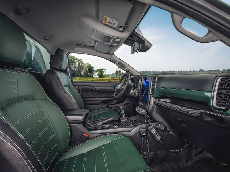 Interior de veículo Ford Ranger 4x4 modificada em ambulância