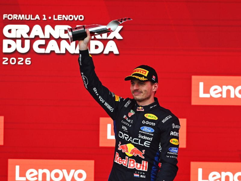 Max Verstappen segurando troféu