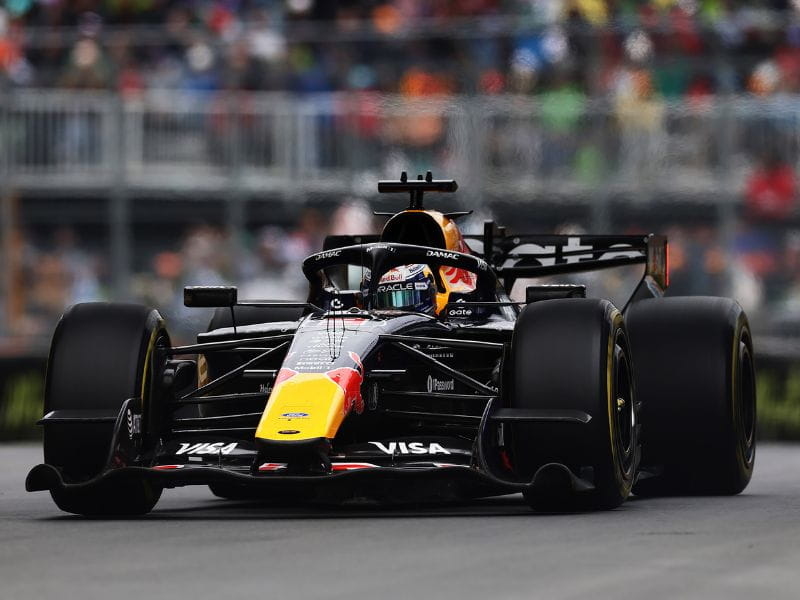 Carro de Fórmula 1 Ford em parceria com Red Bull em movimento em pista de alta velocidade