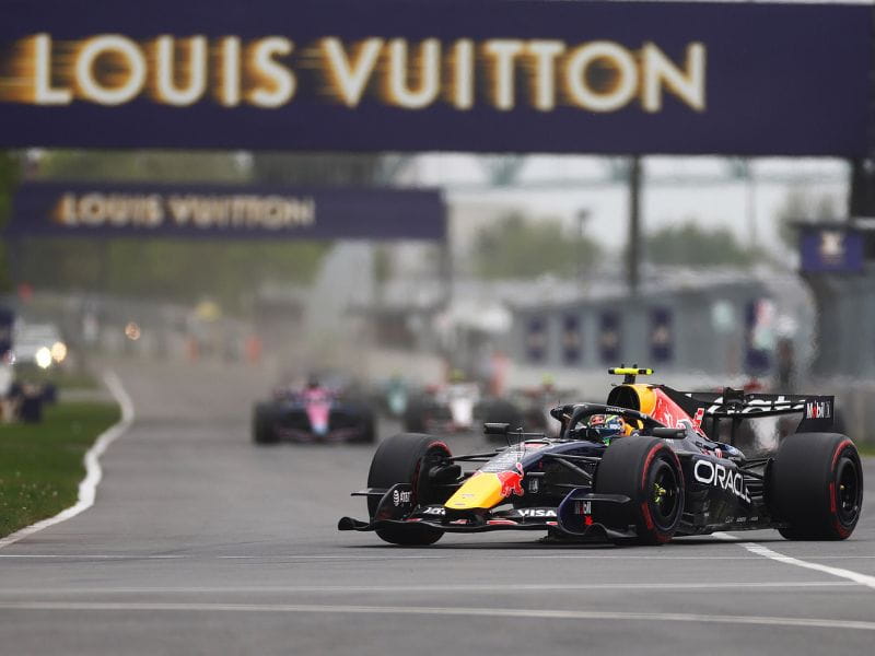 Carro de Fórmula 1 Ford em parceria com Red Bull em movimento em pista de alta velocidade