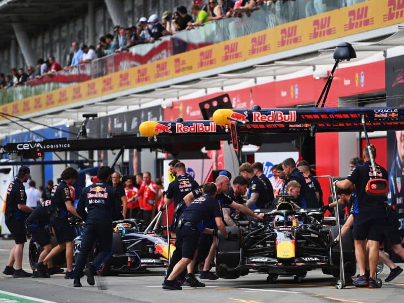 Carro de Fórmula 1 Ford em parceria com Red Bull em manutenção para corrida