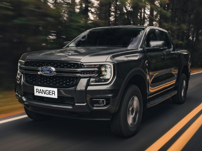 Picape Ford Ranger XLT em movimento na estrada