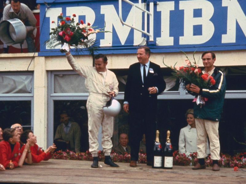 Bruce McLaren, Henry Ford II e Chris Amon comemorando a vitória nas 24 Horas de Le Mans de 1966