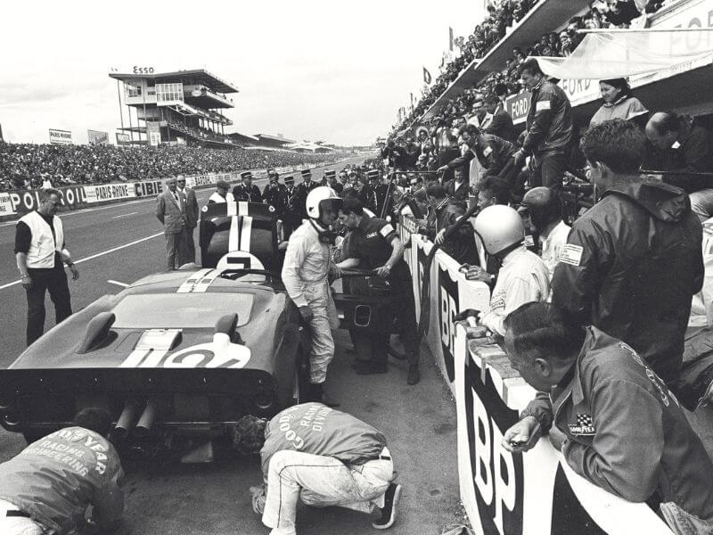 Ford GT40 nos boxes durante as 24 Horas de Le Mans de 1966