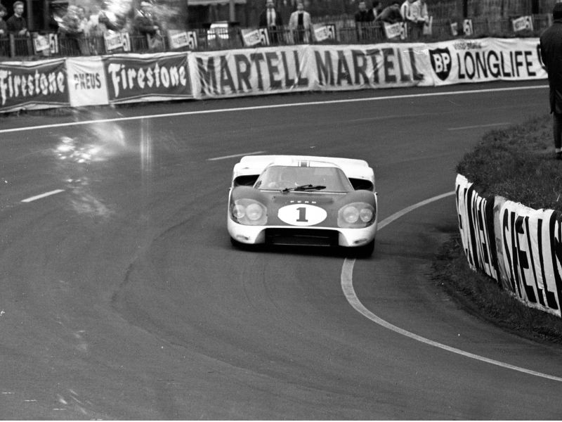 Carro Ford na pista durante o treino livre das 24 Horas de Le Mans de 1966