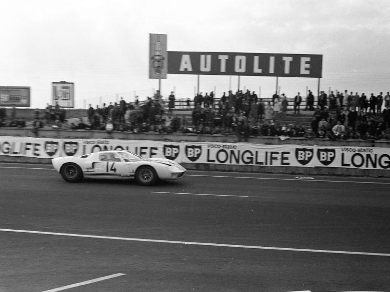 Carro Ford na pista durante o treino livre das 24 Horas de Le Mans de 1966