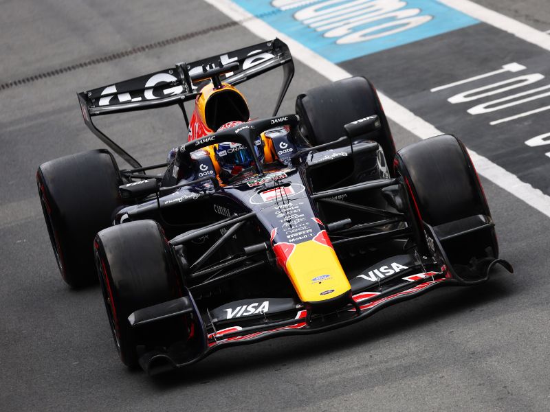 Carro de Fórmula 1 Ford em parceria com Red Bull em pista de alta velocidade