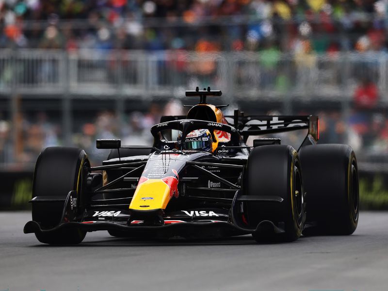 Carro de Fórmula 1 Ford em parceria com Red Bull em pista de alta velocidade