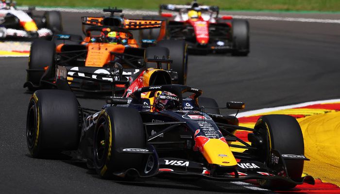 Carro de Fórmula 1 Oracle Red Bull Racing em psista de alta velocidade
