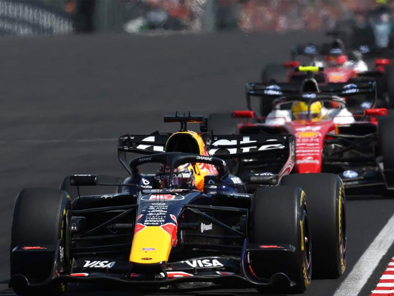Close up de Carro de Fórmula 1 em pista de alta velocidade