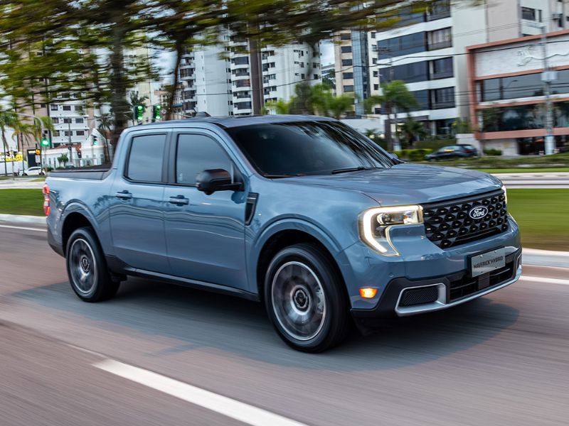 Picape Ford Maverick Híbrida em movimento na rua de cidade